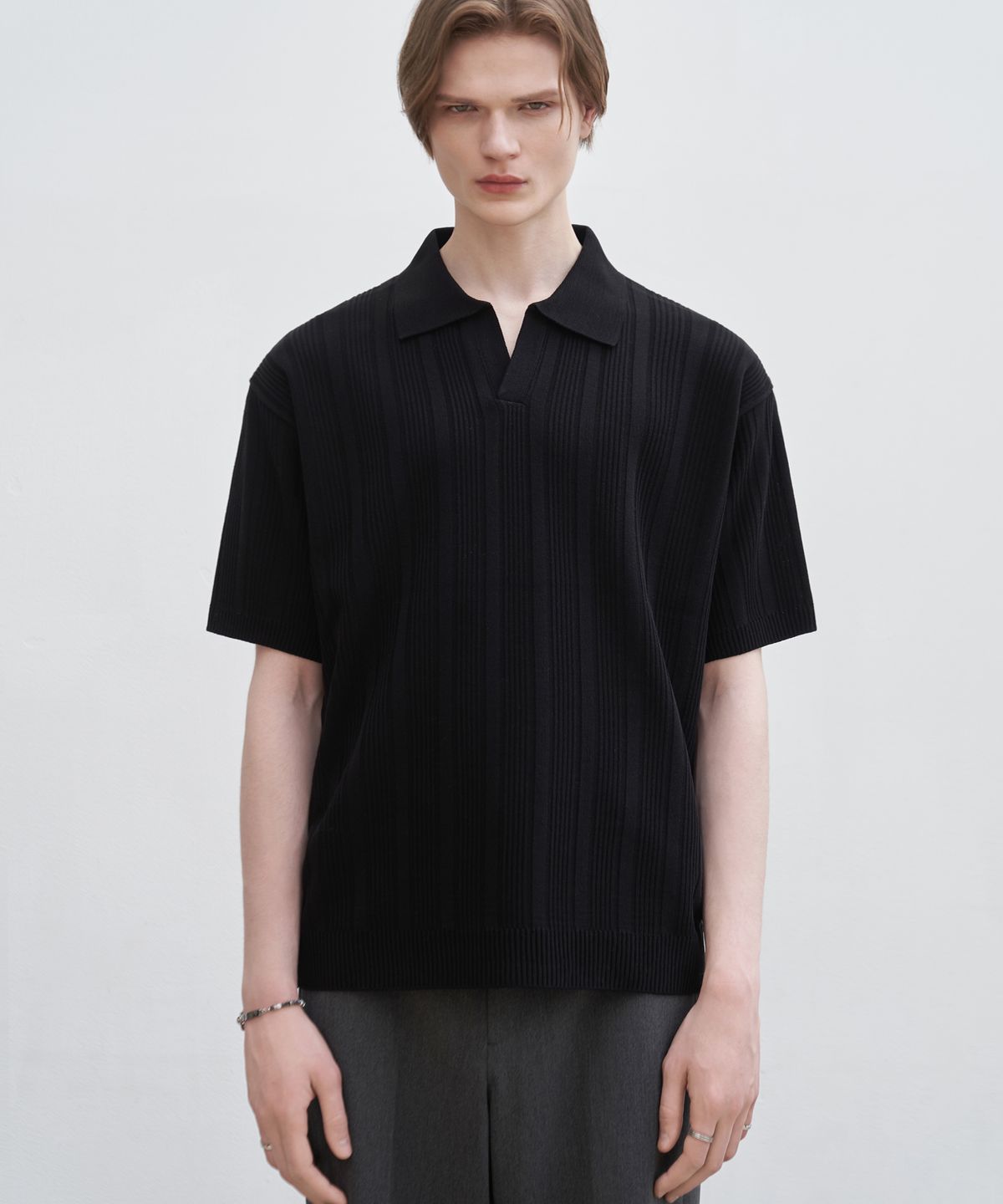 드로우핏(DRAW FIT) 리브드 오픈 카라 반팔 니트 [BLACK]