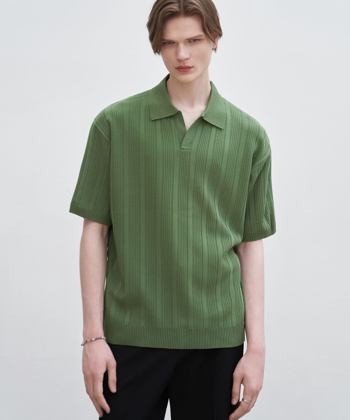 드로우핏(DRAW FIT) 리브드 오픈 카라 반팔 니트 [GREEN]