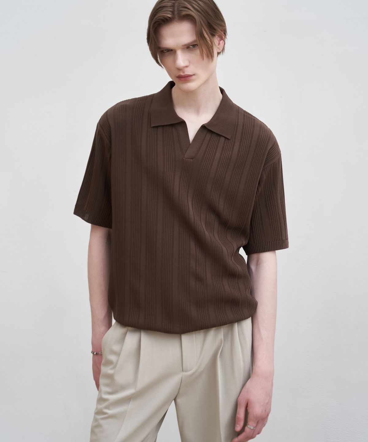 드로우핏(DRAW FIT) 리브드 오픈 카라 반팔 니트 [DARK BROWN]