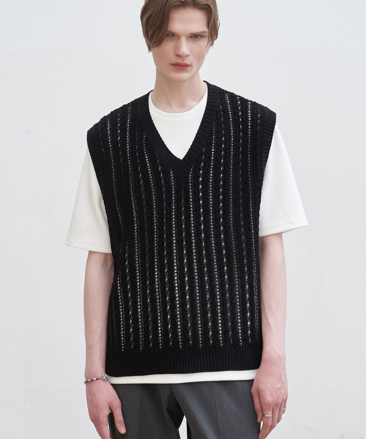 드로우핏(DRAW FIT) 스카시 펀칭 브이넥 니트 베스트 [BLACK]