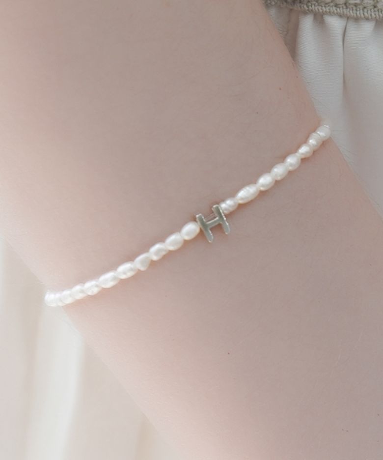 Silver initial water pearl Bracelet 실버 이니셜 쌀알 담수 진주 밴딩 팔찌