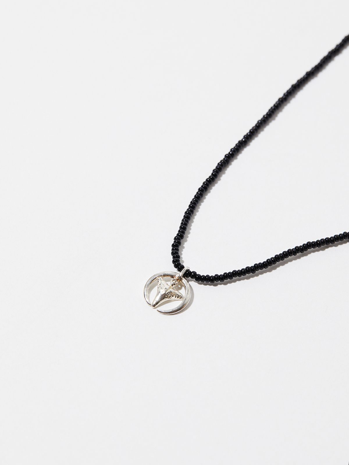 하카블랙스(HAKKABLACKS) 실버 상어 이빨 목걸이