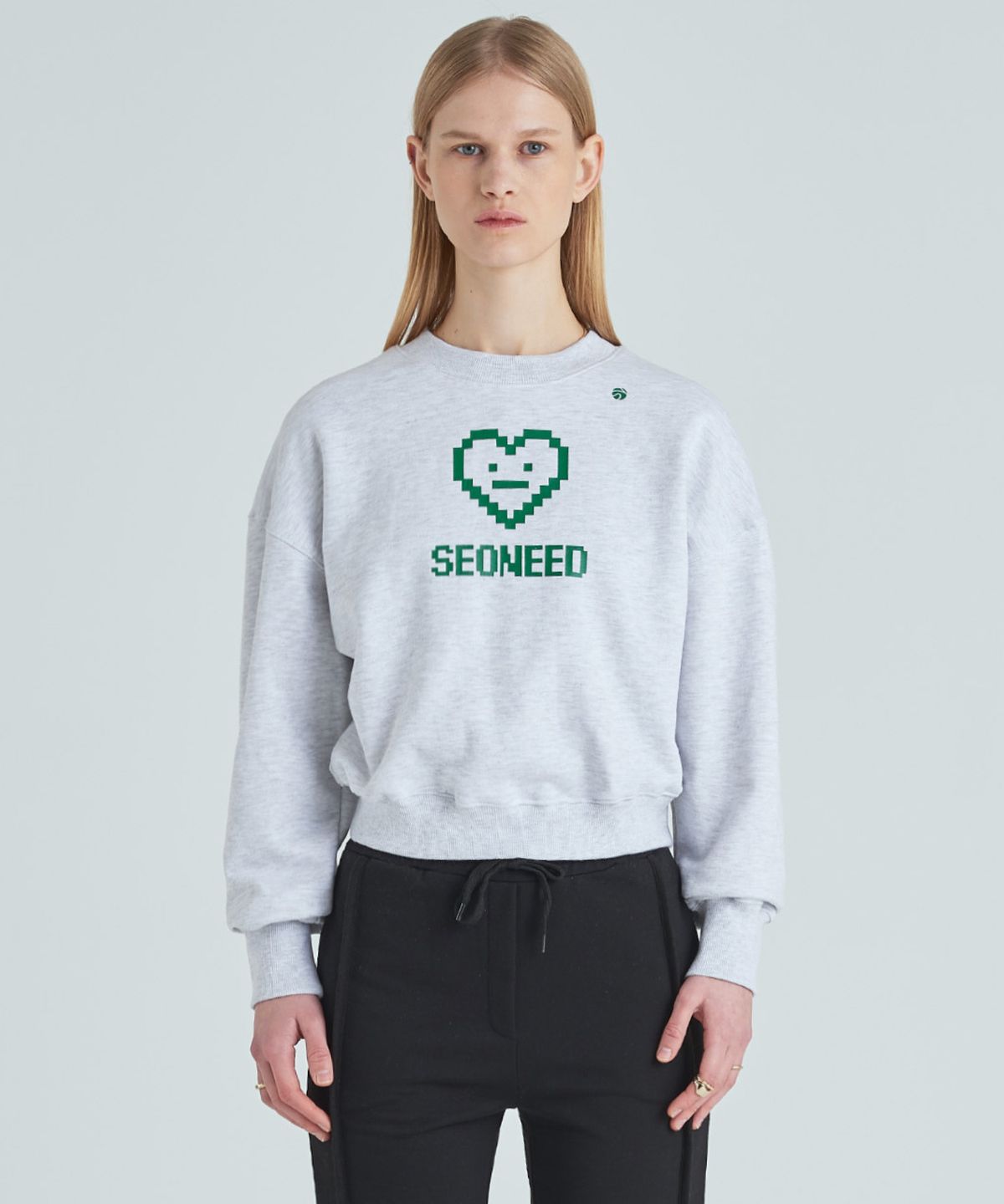써니드(SEONEED) SNDC 픽셀 하트 스웨트셔츠 라이트그레이