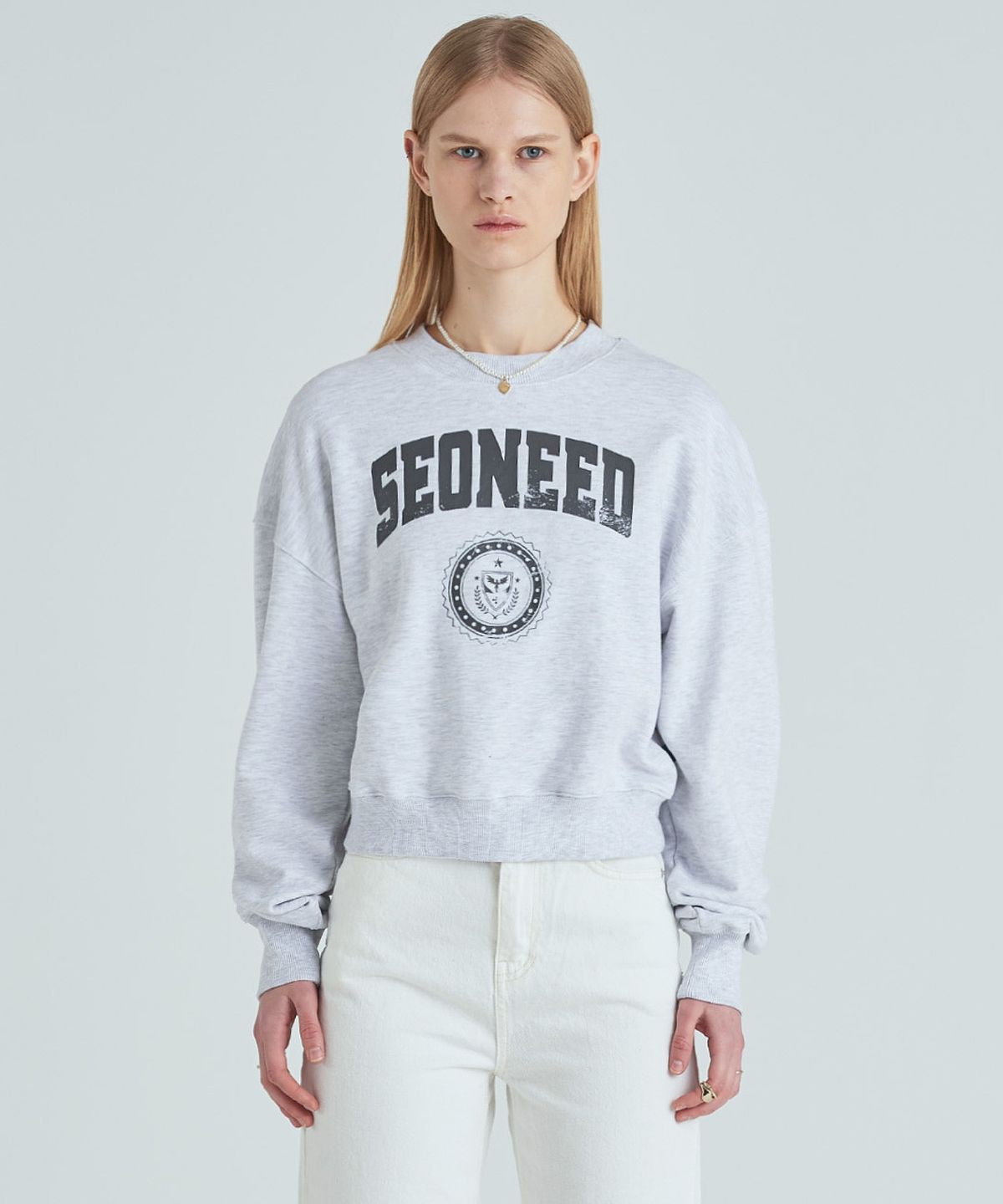 써니드(SEONEED) SNDC 크랙 로고 스웨트셔츠 라이트그레이