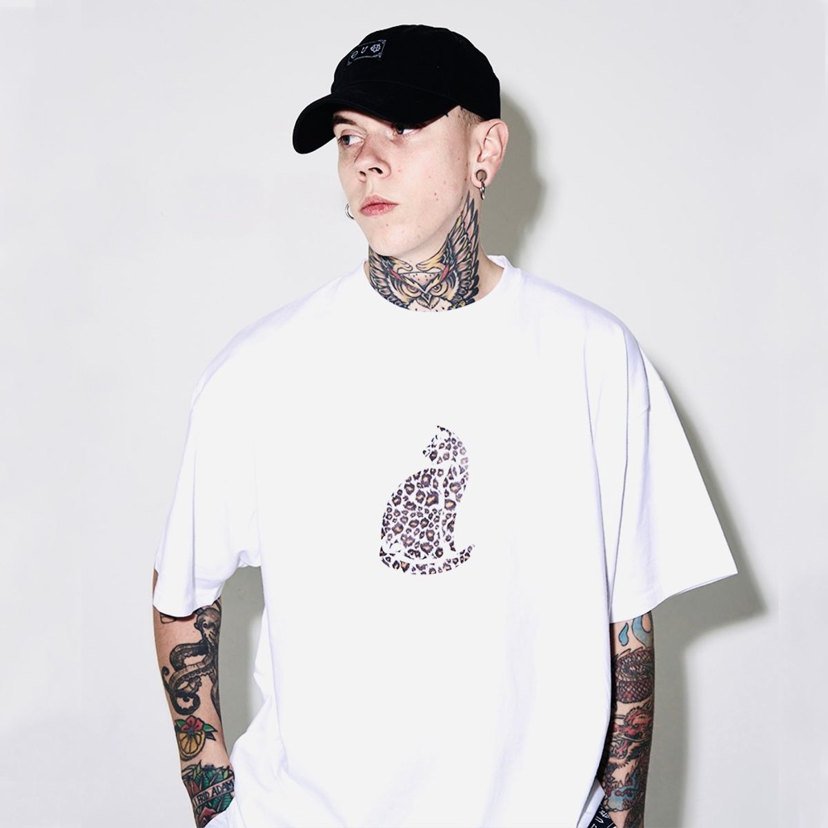 에잇볼륨(EIGHTVOLUME) EV 레오파드 캣 2 오버핏 반팔 티셔츠 (화이트)
