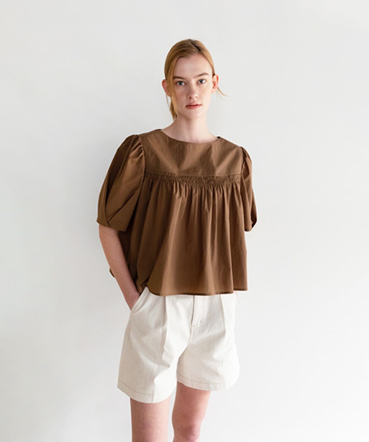 아바몰리(AVA MOLLI) BOAT-NECK SHIRRING BL (BROWN)
