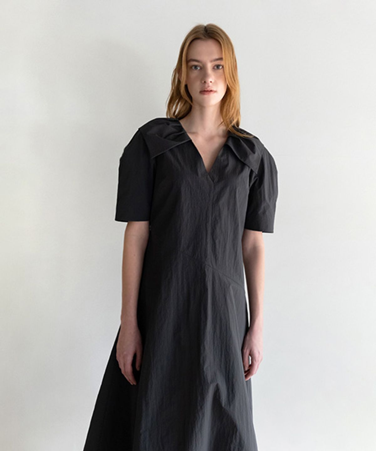 아바몰리(AVA MOLLI) BIG COLLAR V-NECK OP (CHARCOAL)