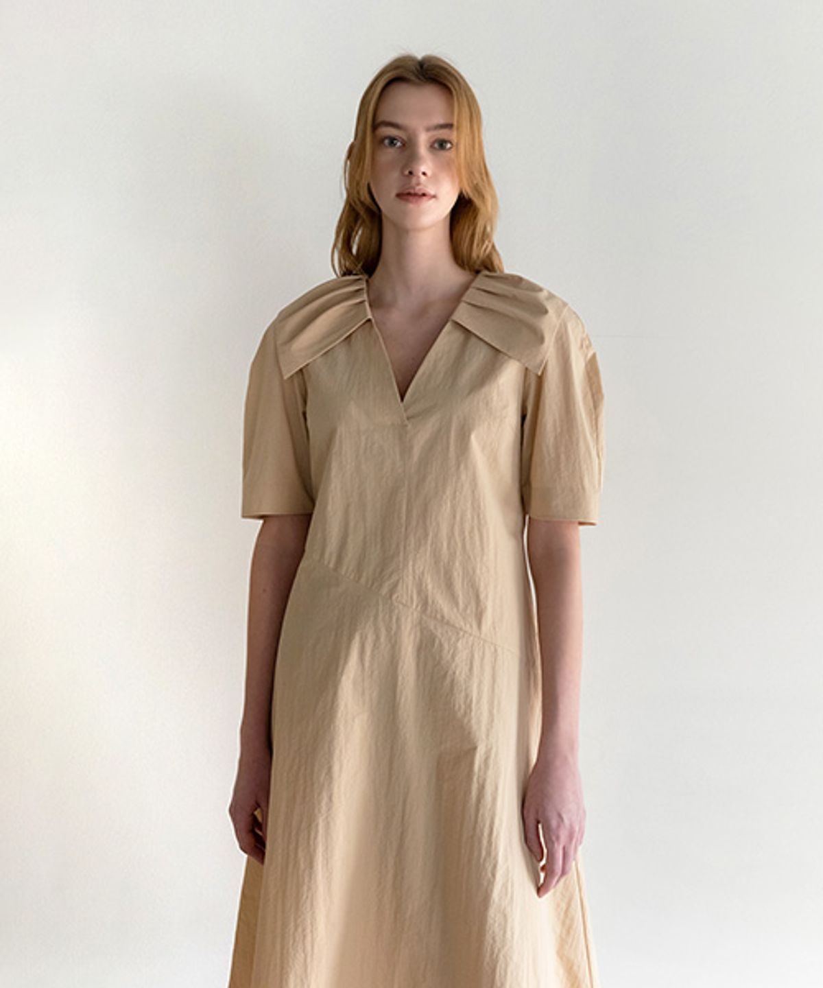 아바몰리(AVA MOLLI) BIG COLLAR V-NECK OP (BEIGE)
