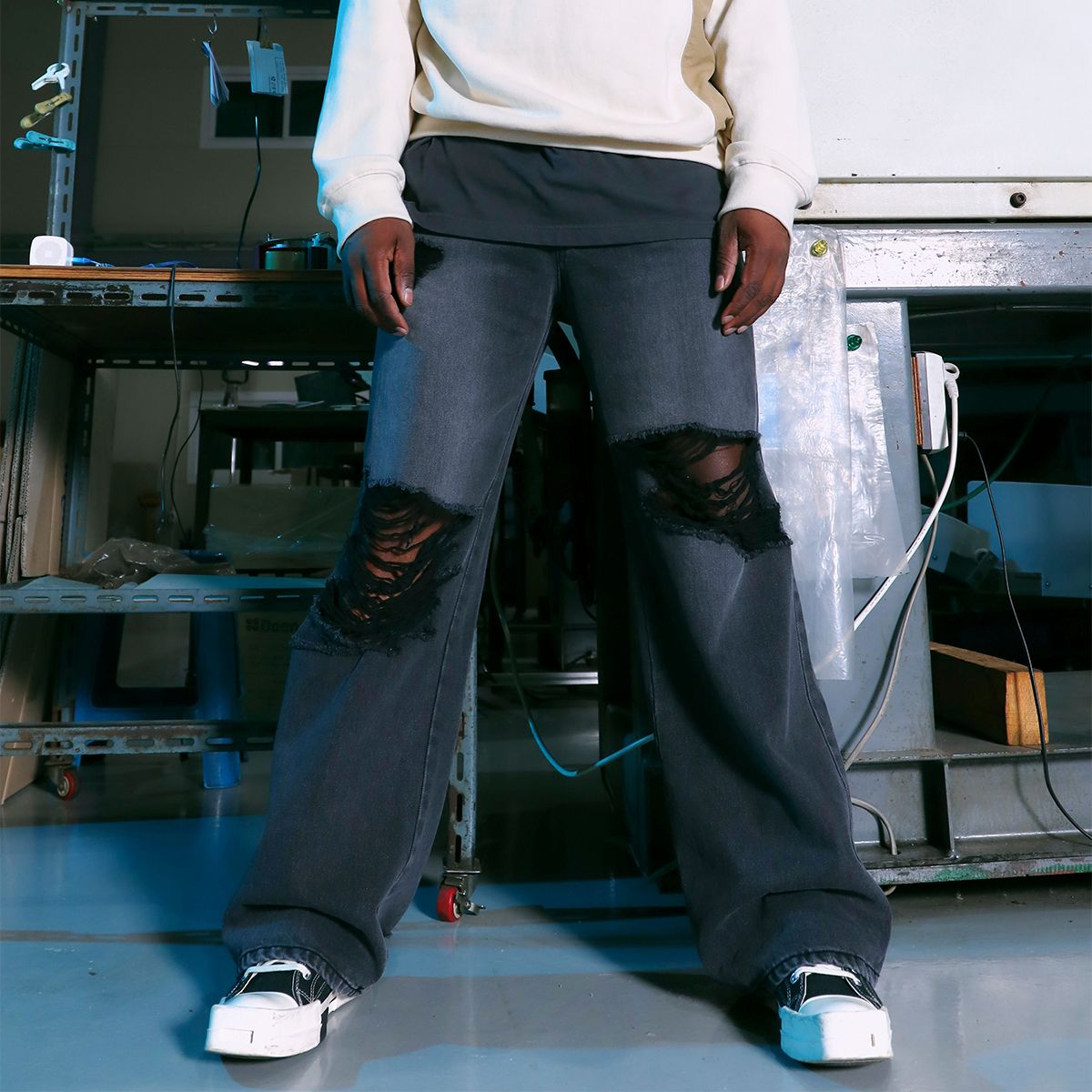 디메이든(DEMADEN) DESTROYED GREY WIDE DENIM PANTS