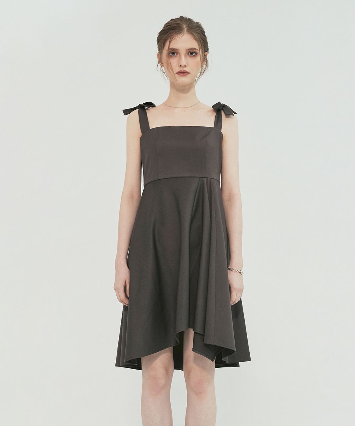모노포비아(MONOPHOBIA) AL DRESS WITH CUTTING DRAPE DARK GREY