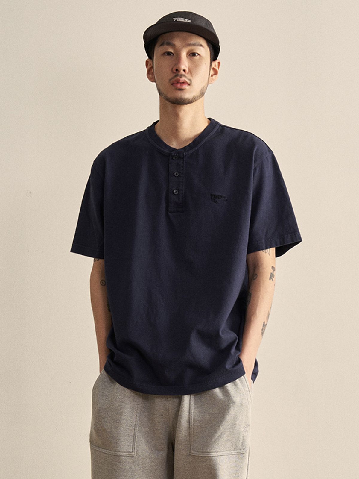 힐리먼트(HELEMENT) 헨리넥 피그먼트 반팔티셔츠 (Navy)