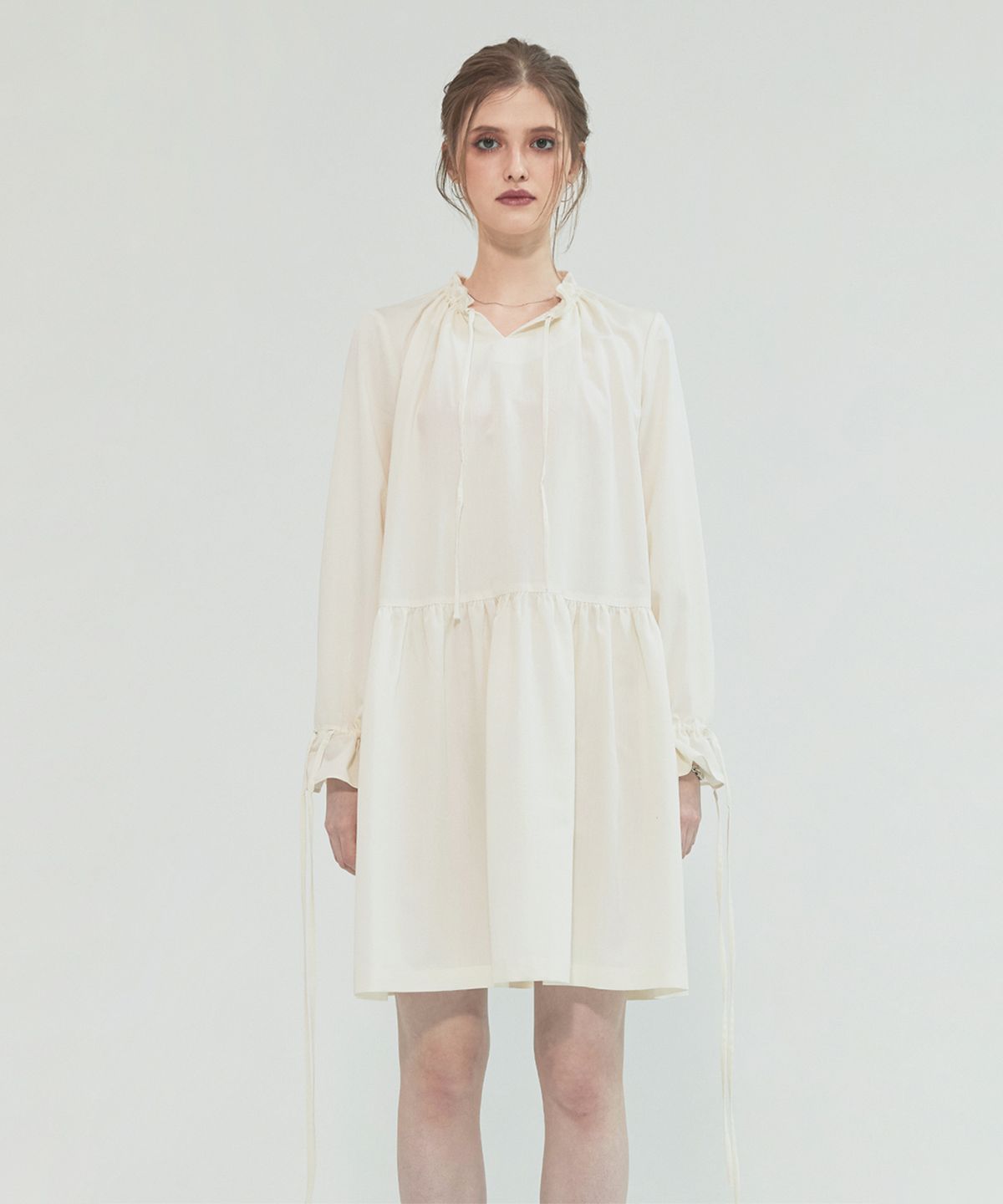 모노포비아(MONOPHOBIA) GATHERED DRESS WITH STRINGS IVORY