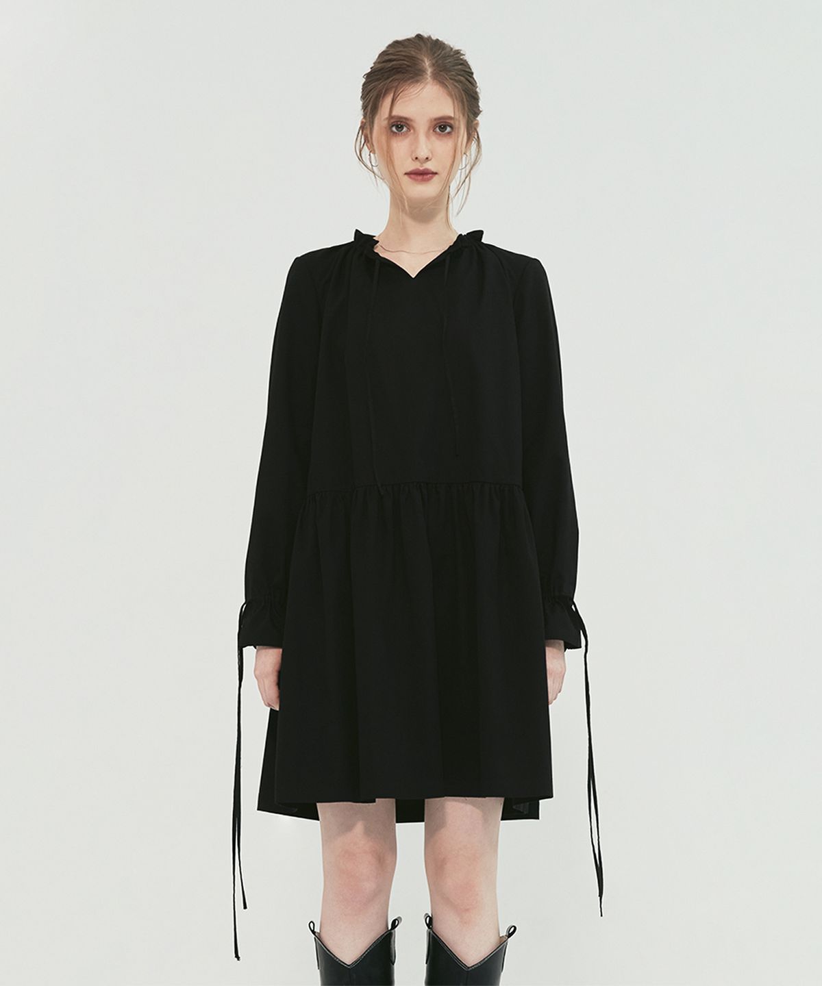 모노포비아(MONOPHOBIA) GATHERED DRESS WITH STRINGS BLACK
