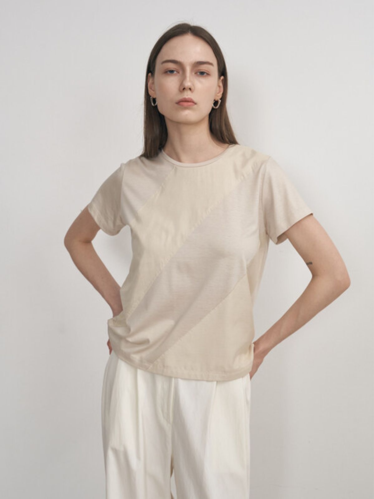 네벨에브리웨어(NEBELEVERYWEAR) SILK COMBI TEE_LIGHTH BEIGE