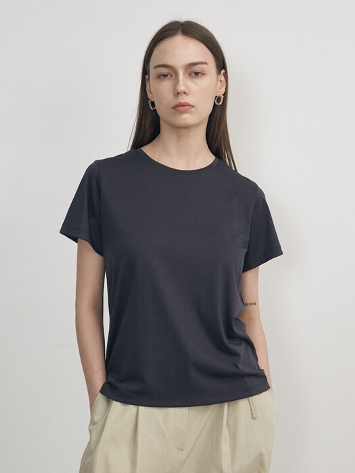 네벨에브리웨어(NEBELEVERYWEAR) SILK BASIC TEE_DEEP CHARCOAL