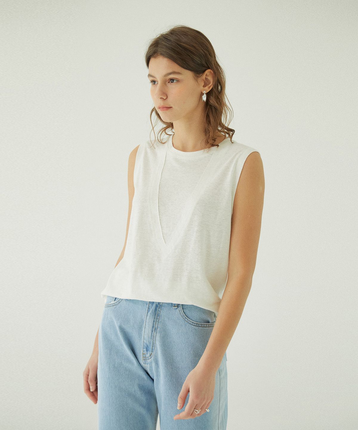 핀블랙(PINBLACK) LINEN V POINT SLEEVELESS