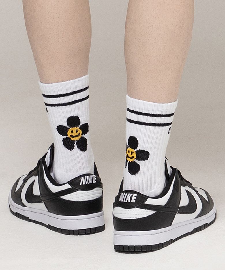 [UNISEX]블랙 플라워 스마일 로고 삭스 1팩_화이트