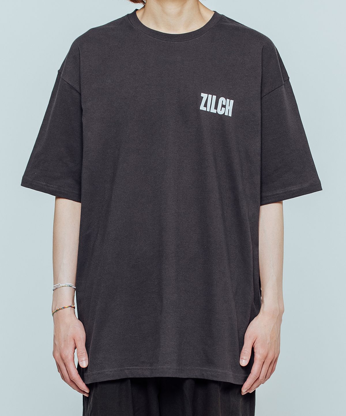 질츠(ZILCH) 로고 티셔츠 차콜