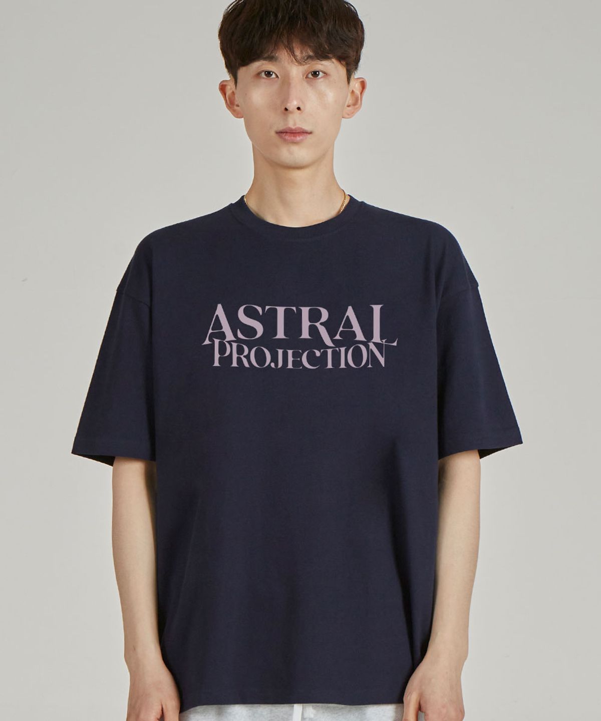 아스트랄 프로젝션(ASTRAL PROJECTION) 베이직 레터링 로고 라운드 넥  15수 면 반팔 티셔츠_네이비