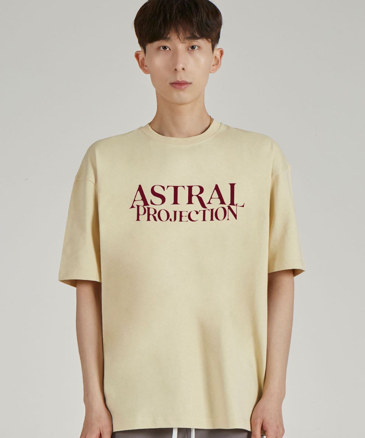 아스트랄 프로젝션(ASTRAL PROJECTION) 베이직 레터링 로고 라운드 넥  15수 면 반팔 티셔츠_버터