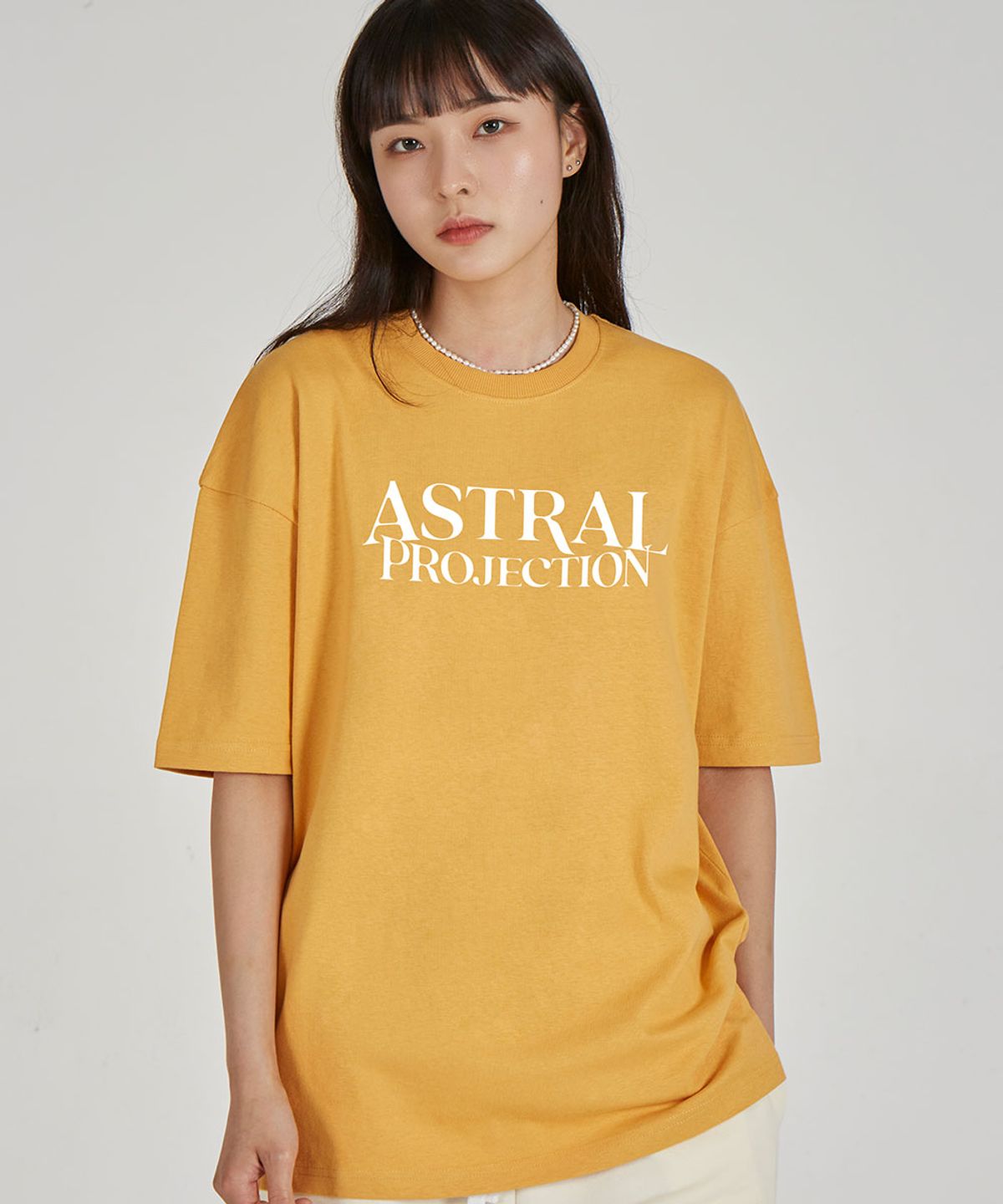 아스트랄 프로젝션(ASTRAL PROJECTION) 베이직 레터링 로고 라운드 넥  15수 면 반팔 티셔츠_체다