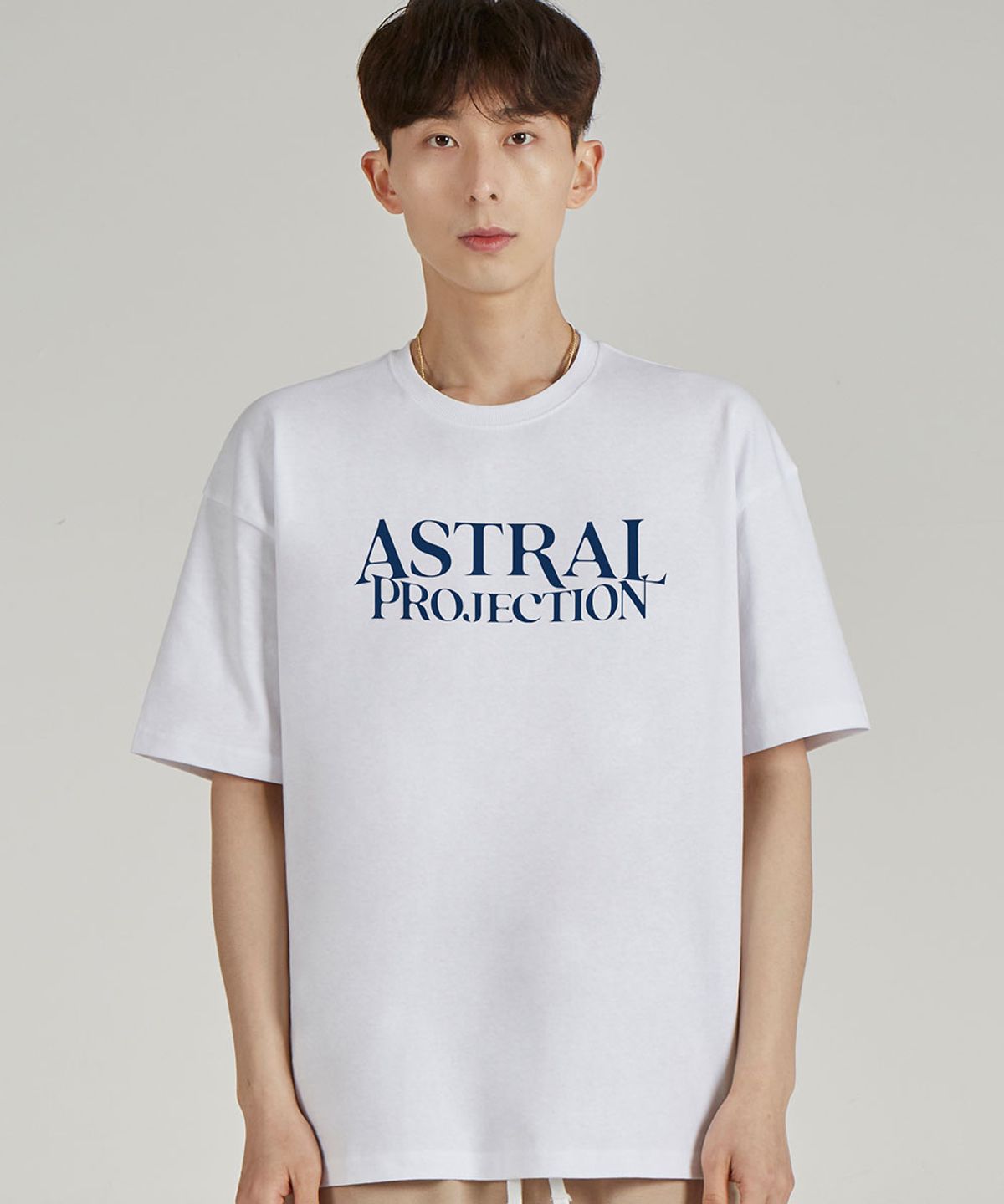 아스트랄 프로젝션(ASTRAL PROJECTION) 베이직 레터링 로고 라운드 넥  15수 면 반팔 티셔츠_화이트