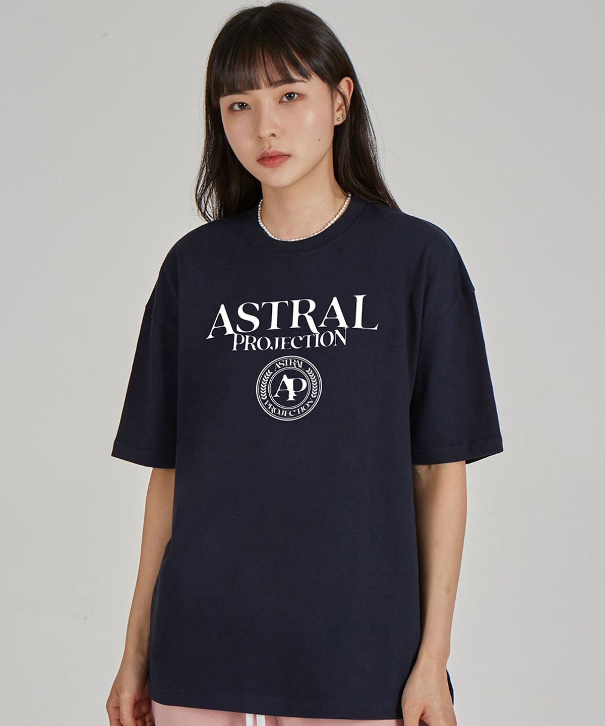 아스트랄 프로젝션(ASTRAL PROJECTION) 레터링 로고  엠블럼 라운드 넥  15수 면 반팔 티셔츠_네이비