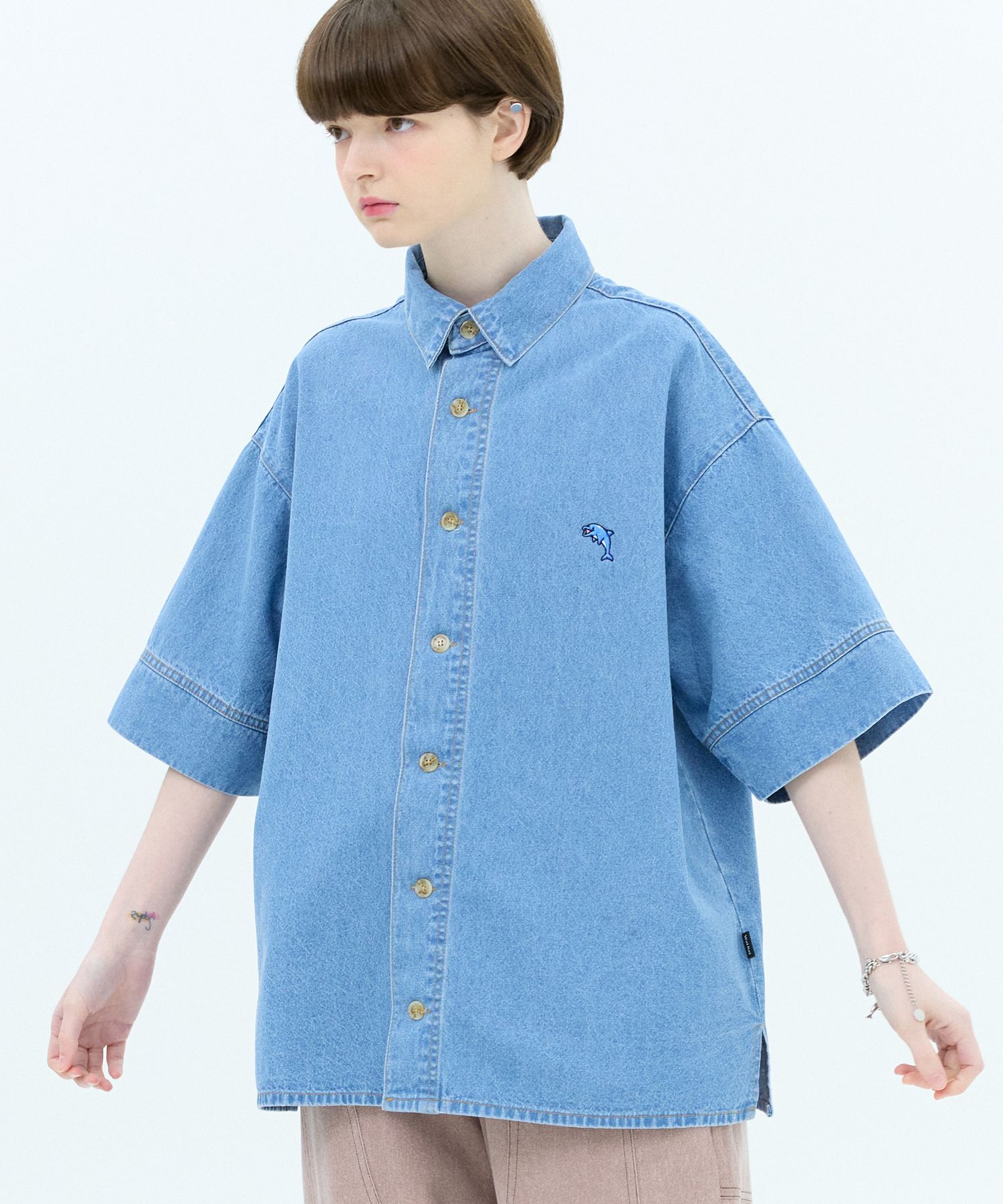 ★【WAI KEI】★Dolphin embroidery denim half sleeve shir.t★ ☆【WAI KEI】☆Dolphin embroidery denim half sleeve shir.t☆