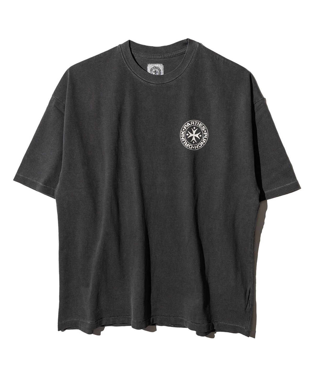 펀치드렁크파티즈(PUNCH DRUNK PARTIES) Circle Logo Garment Dyed Tee (CHARCOAL)