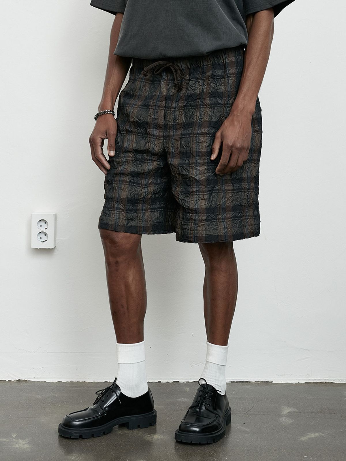 이에이(IEY) CREASE CHECK SHORT PANTS Brown