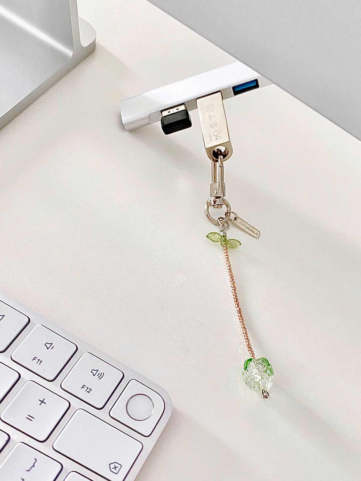 위트홀리데이(WIT-HOLIDAY) Green Strawberry keyring
