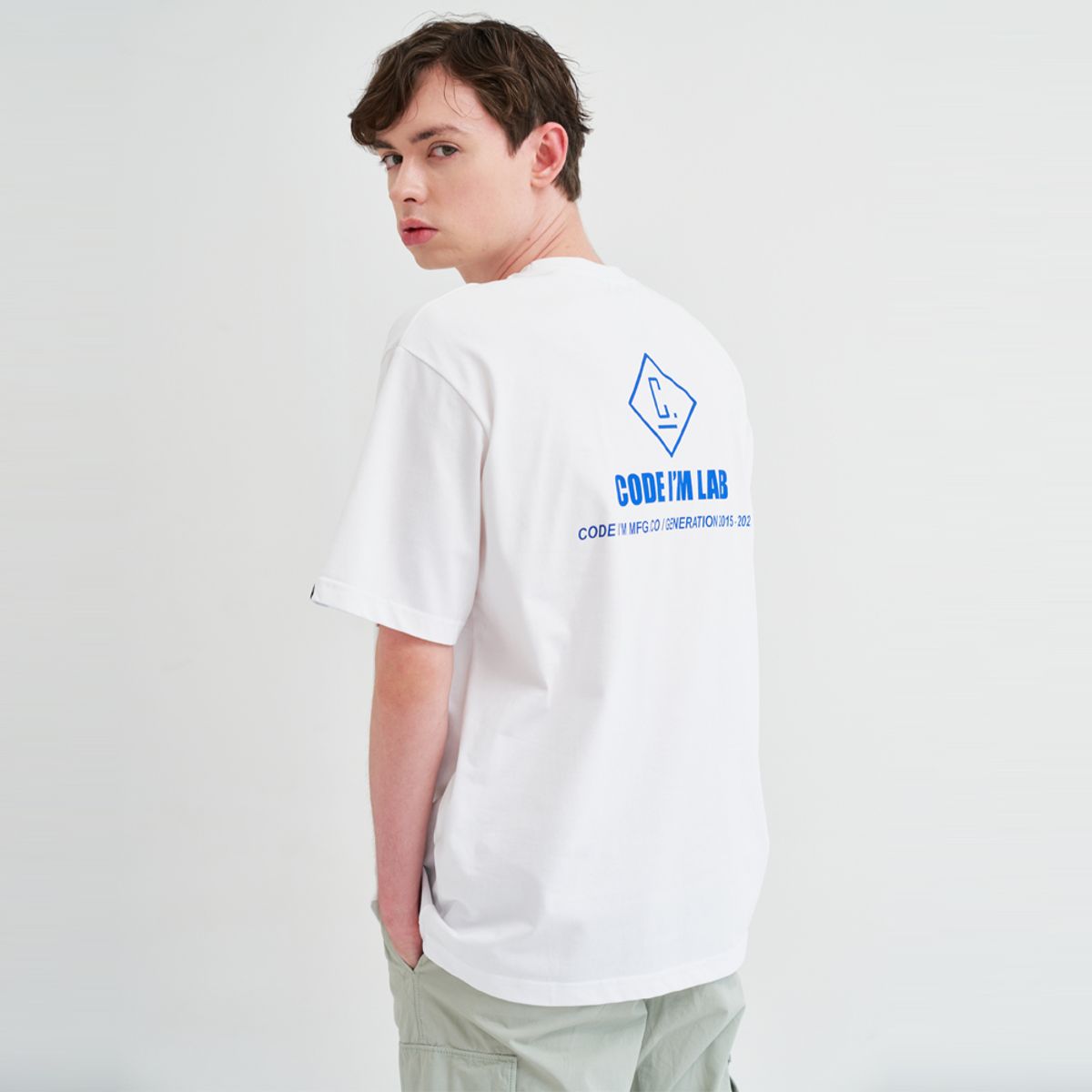 코드아이엠(CODE I'M) LAB 로고 프린팅 오버핏 반팔티 화이트