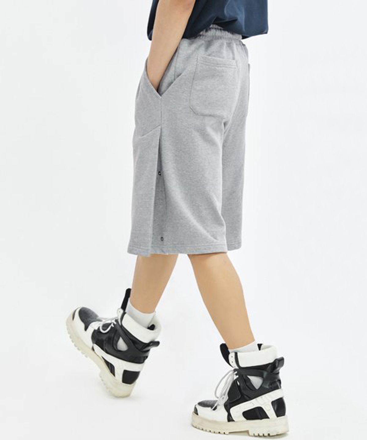 소버먼트(SOVERMENT) Snap Tuck Bermuda Shorts (8% gray)