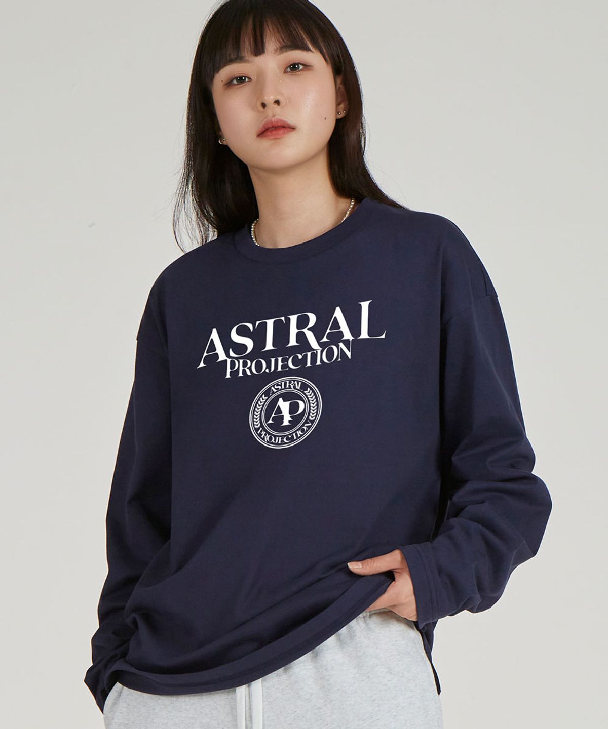 아스트랄 프로젝션(ASTRAL PROJECTION) 레터링 로고 엠블럼 라운드 넥 13수 면 롱 슬리브 티셔츠_네이비