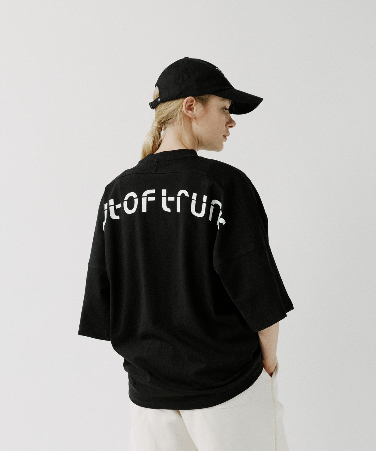 아웃 오브 트렁크(OUT OF TRUNK) Matrix Logo Tee (Black)