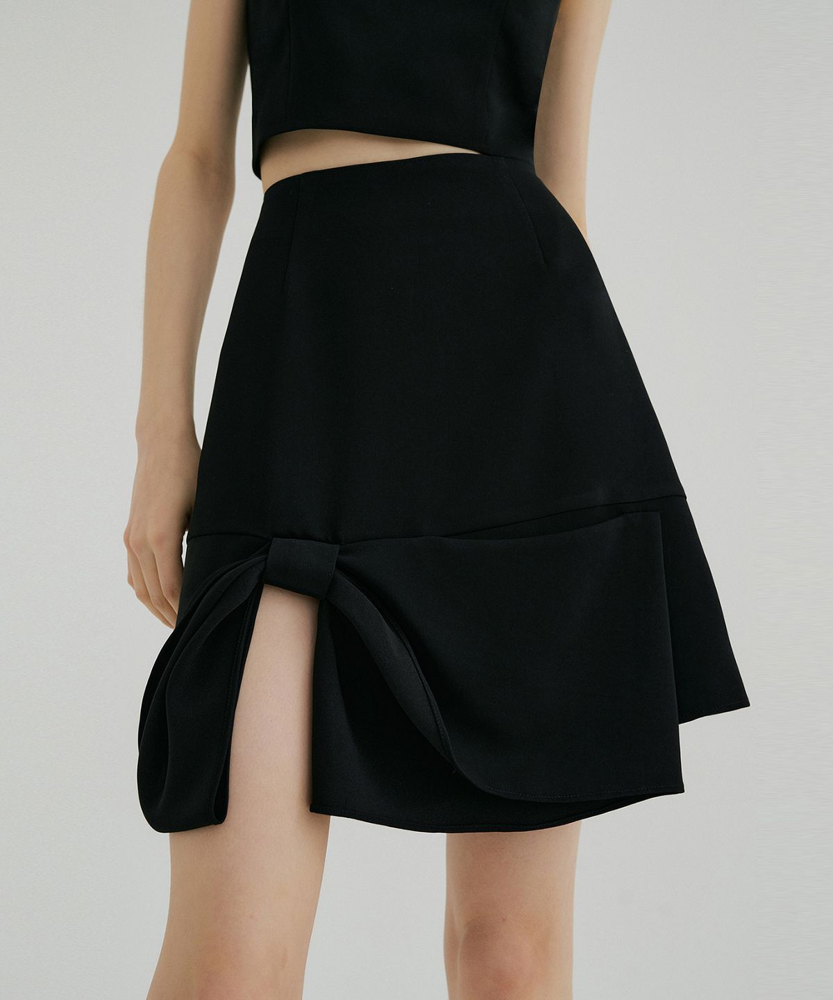 멀리온(MULLION) RIBBON SLIT SKIRT