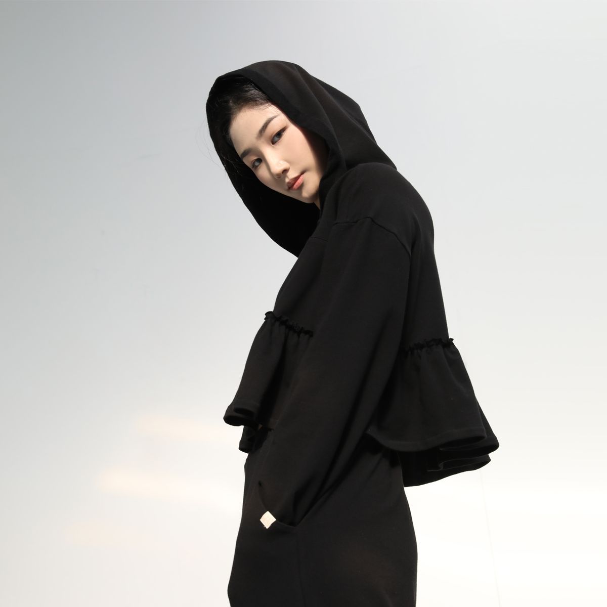 아올다(AORDDA) 로샤 프릴 후드(블랙)