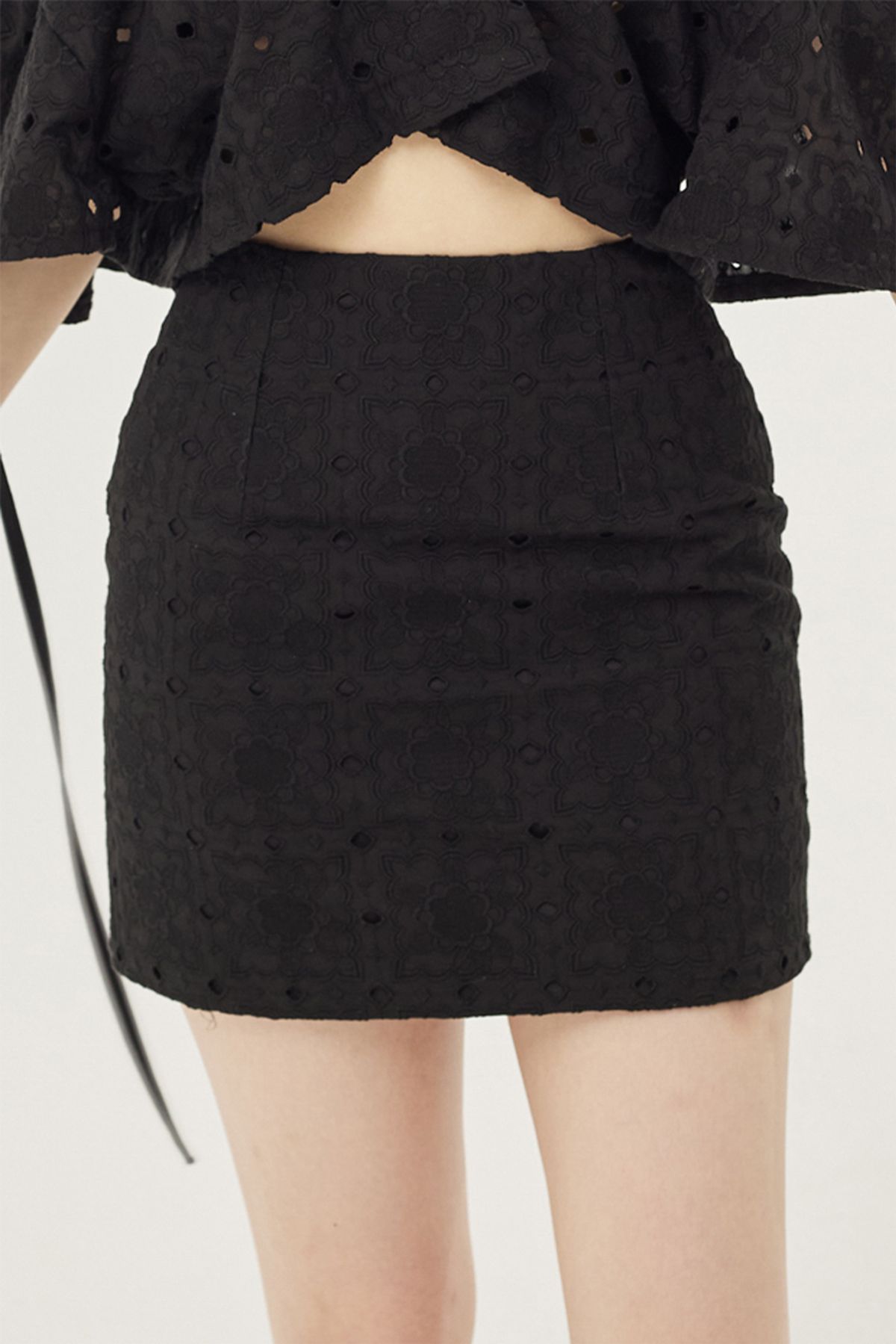 러뷰이(LOVUEE) 블랙 아일렛 자수 스커트