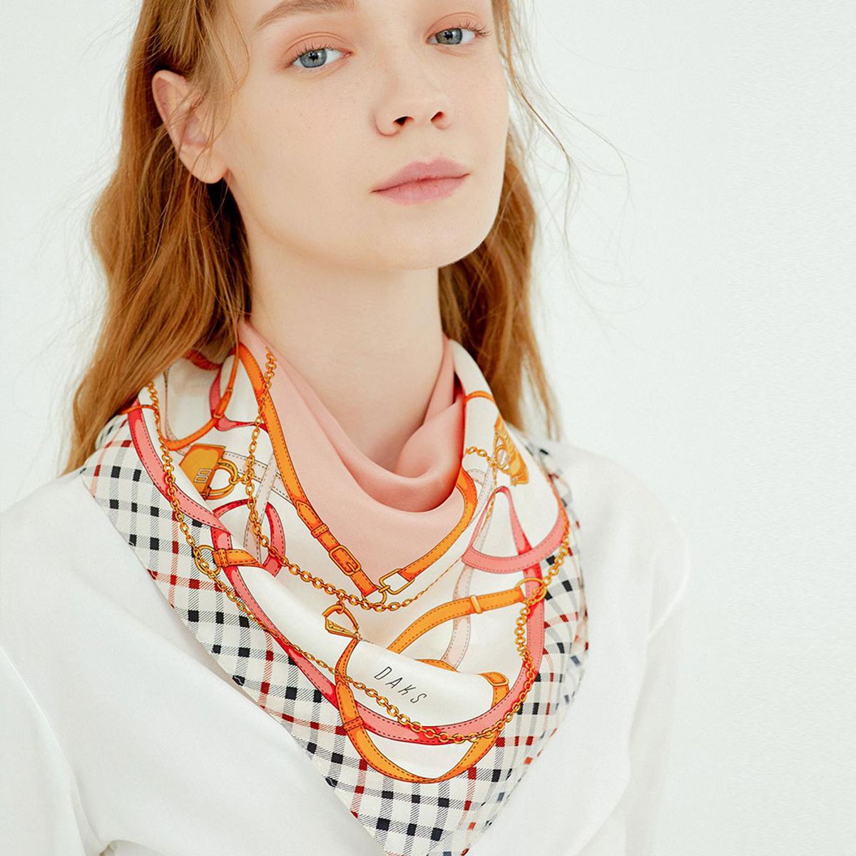 닥스 여성 액세서리(DAKS WOMENS ACCESSORIES) [SILK100] 핑크 체인 패턴 스퀘어 실크스카프 DCSC2F142P2