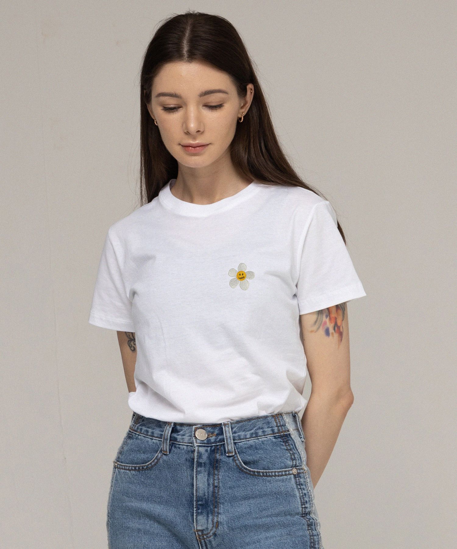 MUSINSA | GRAVER FLOWER DOT EMBROIDERED SLIM SHORT SLEEVE T