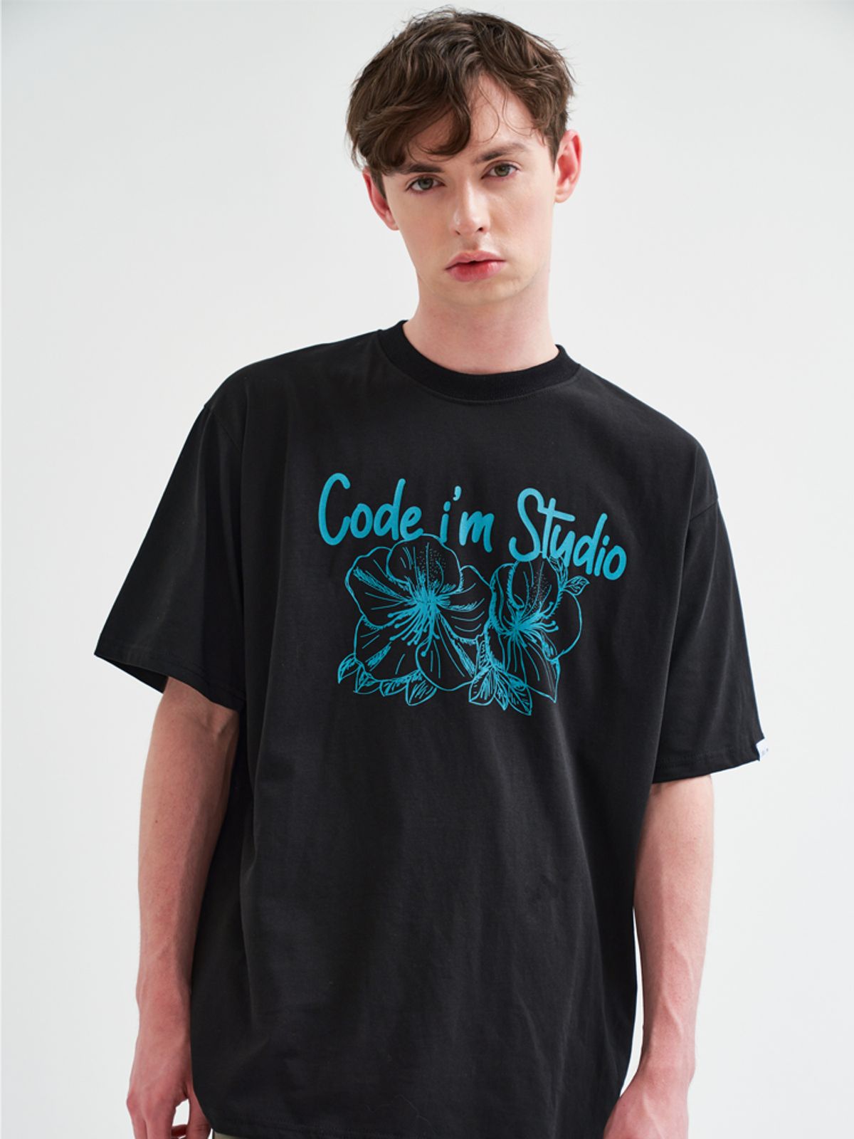 코드아이엠(CODE I'M) 빈티지 플라워 아트워크 프린팅 오버핏 반팔티 블랙