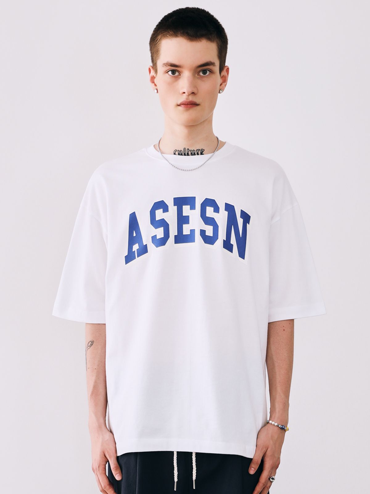 이에스엔(ESN) 아치 로고 반팔 티셔츠 화이트