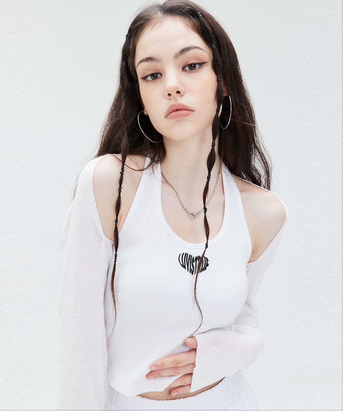 러브이즈트루(LUVISTRUE) SU LOGO HALTER NECK TOP(WHITE)