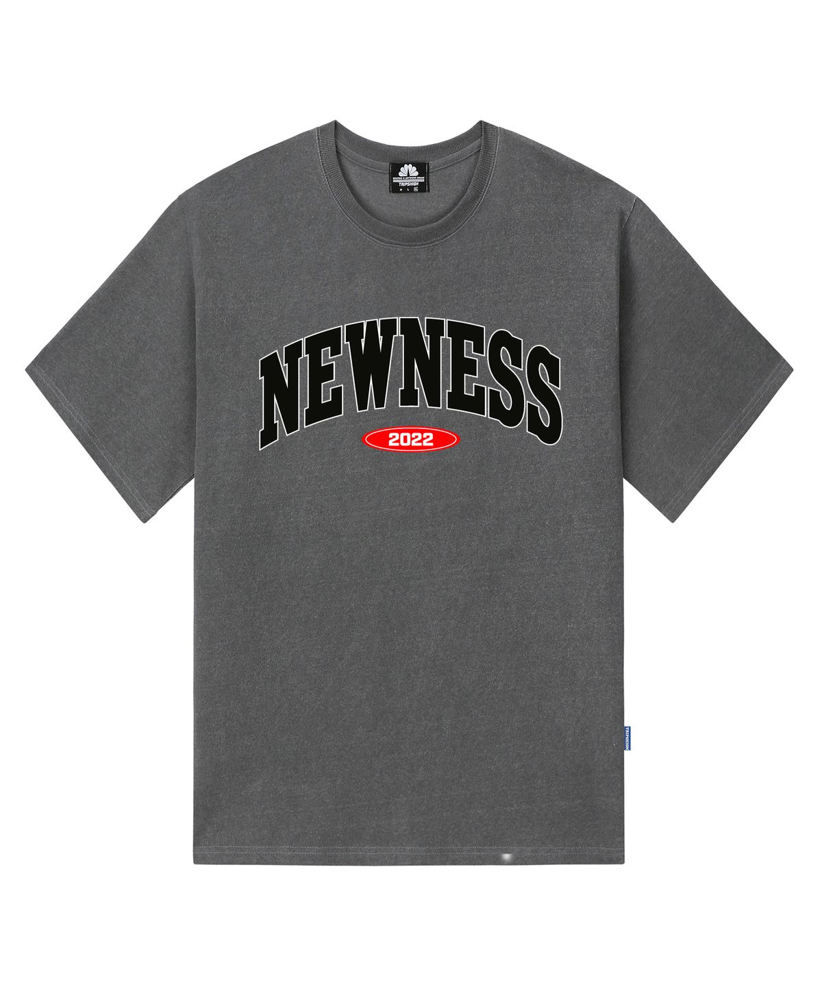 트립션(TRIPSHION) NEWNESS VARSITY LOGO 티셔츠 - 피그먼트 블랙
