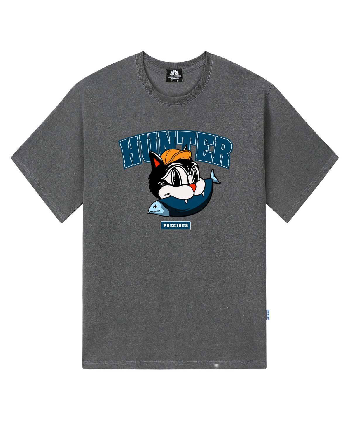 트립션(TRIPSHION) HUNTER CAT GRAPHIC 티셔츠 - 피그먼트 블랙