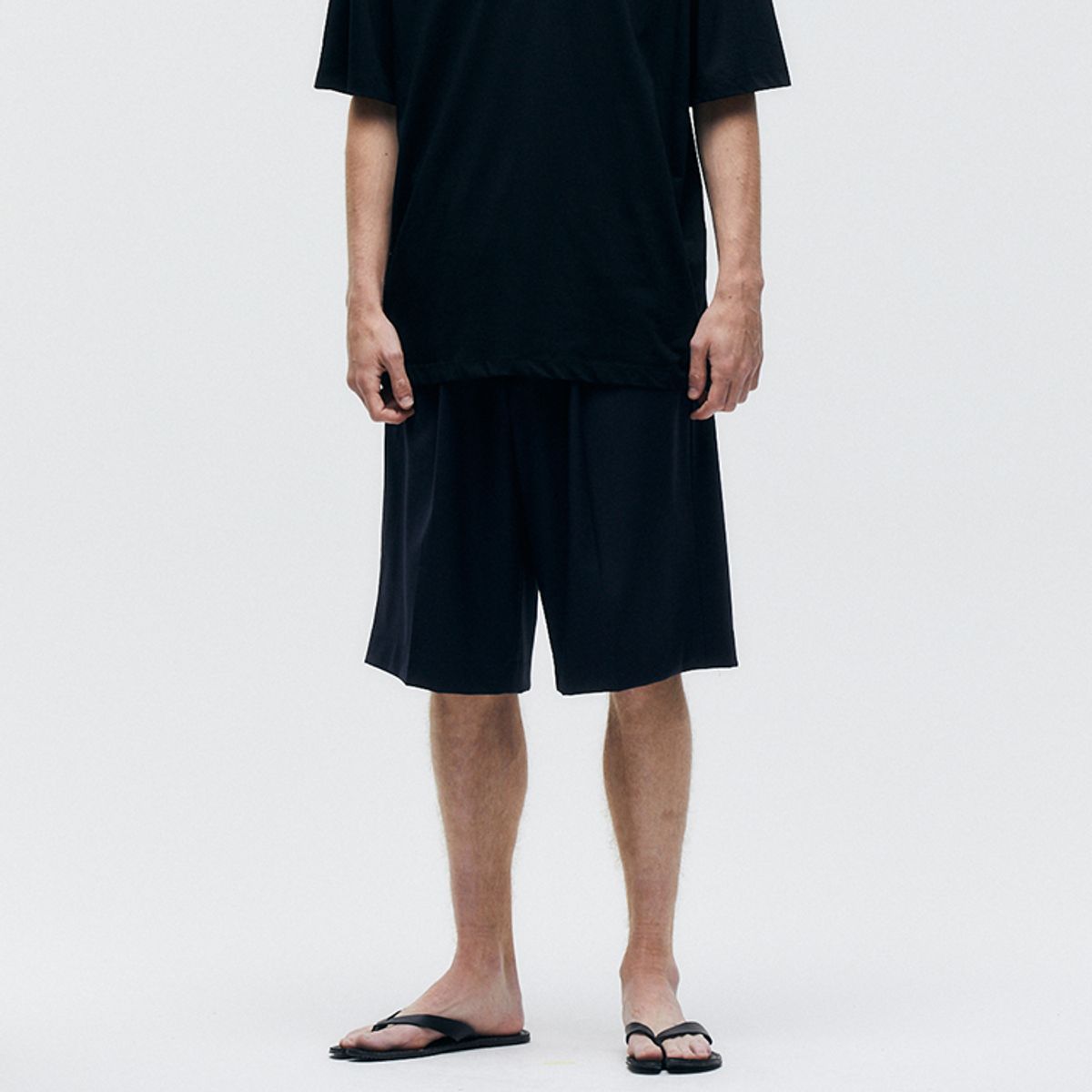 핀스드룩(FINSDRUCK) WOOL 1-TUCK WIDE BERMUDA SLACKS (NAVY)