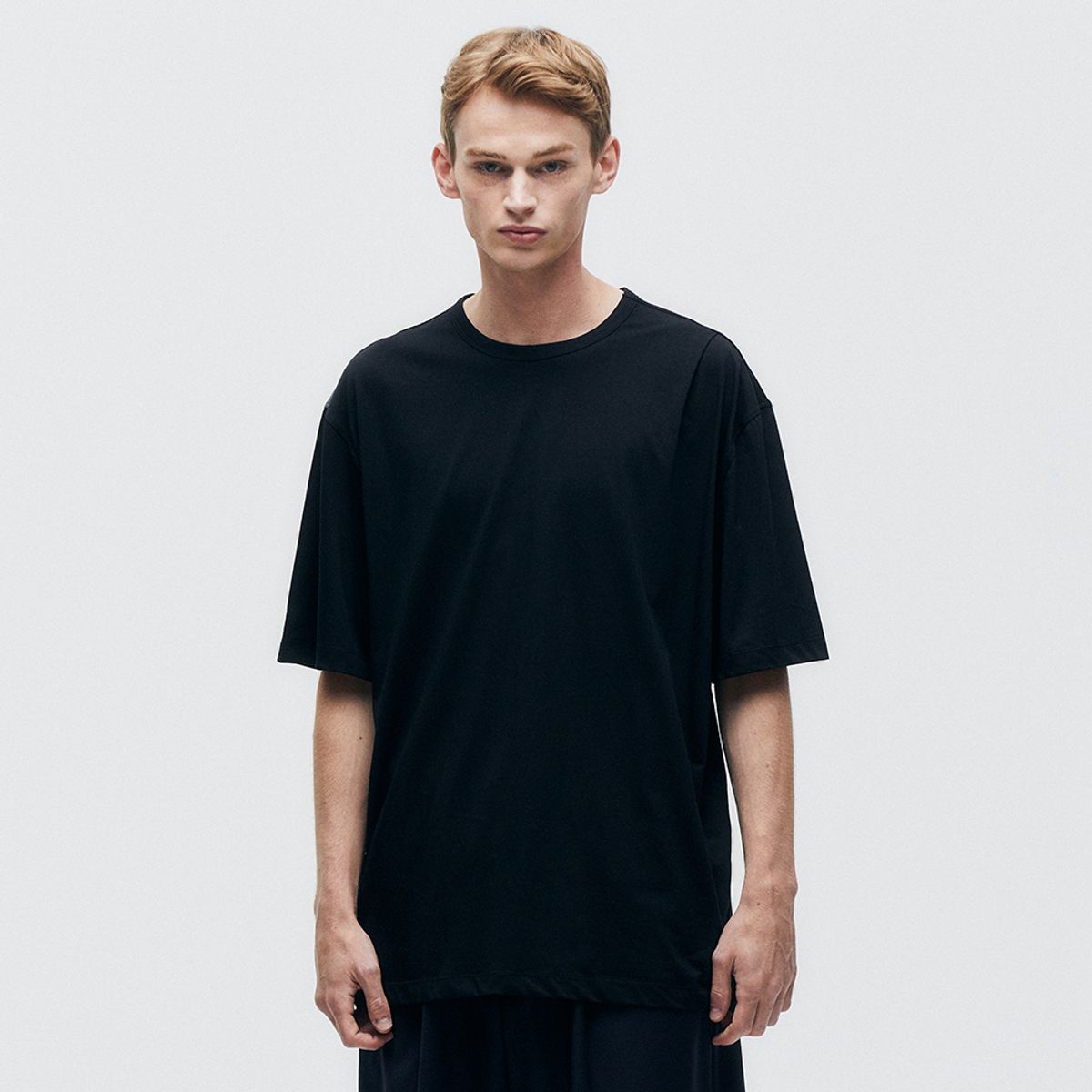 핀스드룩(FINSDRUCK) TUCK & BLOCK SEMI-OVERSIZED TOP (BLACK)