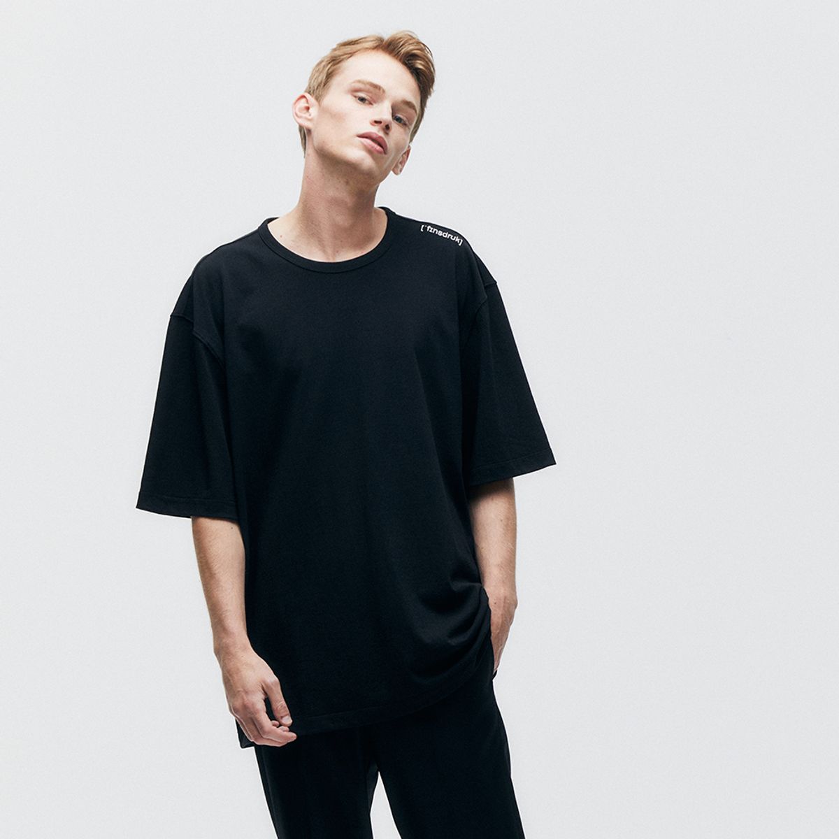 핀스드룩(FINSDRUCK) CIRCULAR PRINT SEMI-OVERSIZED TOP (BLACK)