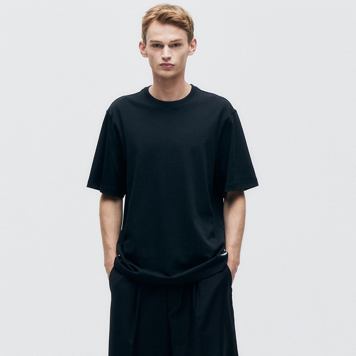 핀스드룩(FINSDRUCK) SEASONLESS STANDARD FIT TOP (BLACK)