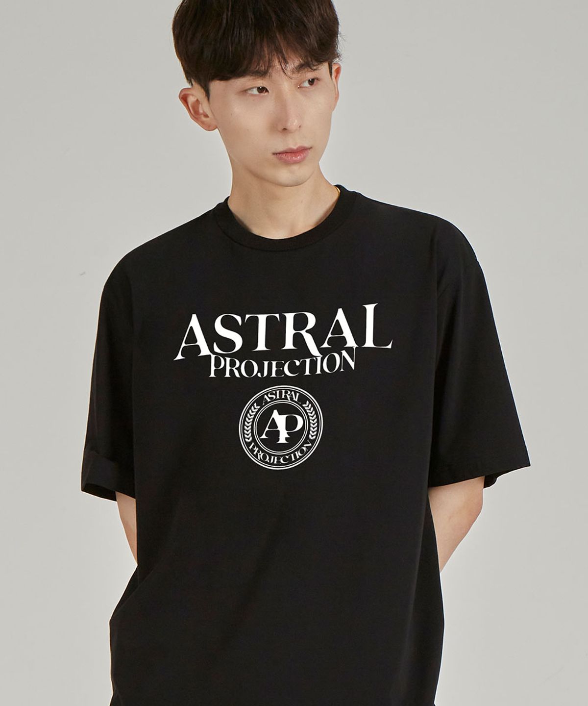 아스트랄 프로젝션(ASTRAL PROJECTION) 레터링 로고 엠블럼 라운드 넥  40수 이중직 면 반팔 티셔츠_블랙